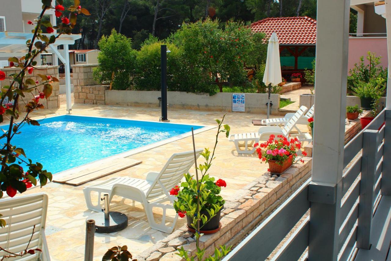Bungalow Vice With Pool Pakoštane 外观 照片